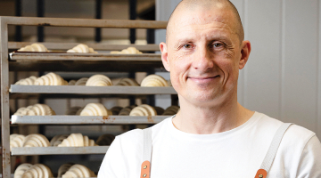 Krīze devusi arī savu labumu — Jānim Bērziņam beidzot bija laiks apstāties un mierīgi padomāt. «Uzdevu sev jautājumu, kas man patīk, kas izdodas un kas no tā noder citiem cilvēkiem.»