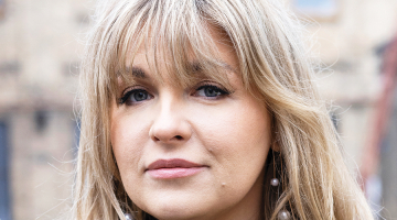 Nikola par vardarbību: «Tu zini, ka kaut kas nav normāli. Bet tu mīli. Tu dzīvo nākotnē, kur viss būs labi. Un tajā pašā laikā — tev liekas, ka neko labāku neesi pelnījusi.»