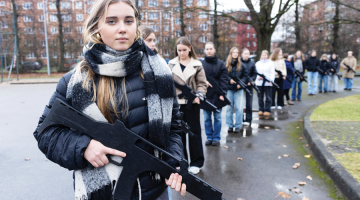 Rīgas Valsts Vācu ģimnāzijas audzēkne Estere Rācenāja ar klasesbiedrenēm apgūst militāros roku signālus.