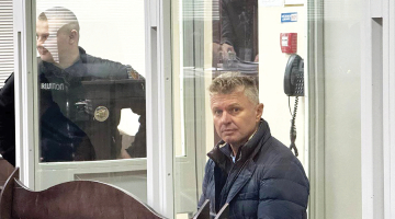 Valsts uzņēmuma Energoatom izpilddirektors drošības jautājumos Ihors Fursenko Pretkorupcijas tiesas zālē Kijivā — viņa aizturēšana pagarināta līdz 8. janvārim, vai arī viņš var tikt atbrīvots pret 95 miljonu hrivnu (1,9 miljonu eiro) drošības naudu.