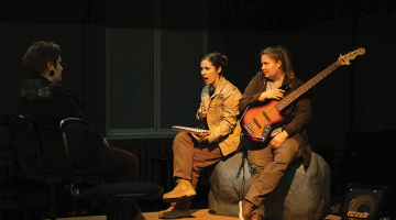 Līga Paegle (no kreisās), Gita Rebeka Adlere un Elīza Apine ĢIT iestudējumā Cantus Firmus pārstāv sievietes, kas gatavas būt kopā — maigi un savstarpēji pieņemoši — pat nāves priekšā. Foto — Anna Konovalova