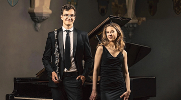 Klarnetists Artūrs Perts un pianiste Evelīna Jēkabsone. Publicitātes foto