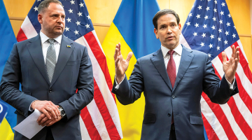 Ukrainas prezidenta administrācijas vadītājs Andrijs Jermaks (pa kreisi) un ASV ārlietu ministrs Marko Rubio sarunās Ženēvā 23. novembrī.