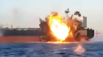 Ukrainas Drošības dienesta izplatītajā video redzams jūras drona trieciens pa vienu no Krievijas ēnu flotes tankkuģiem Melnajā jūrā 29. novembrī.