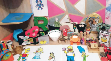 Vecāku ierīkots piemiņas stūrītis ar dēla 
veidotajiem darbiem. «Radošs, gudrs, patika matemātika, prāta spēles, skaisti zīmēja. Multeņu varoņus spēja uzzīmēt tā — kad papīrs ir salikts kopā, izskatās bēdīgs, bet, attaisot vaļā, smaida. Kā tēvam bija patīkami to visu redzēt, kā aug, interesējās par mākslu, dizainu. Viss, kas bija domāts prātam, tur viņš gāja un priecājās, ka viņam izdodas. Tā bija,» atmiņās par traģiski bojāgājušo dēlu dalās Toma tētis.