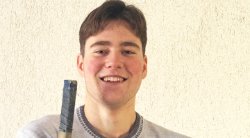 Emīls hokeju spēlē uzbrucēja pozīcijā.