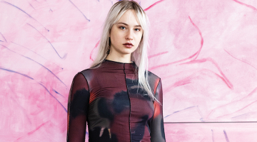 «Man patlaban aktuāla kļuvusi pašai īpaši neiemīļotā neona rozā krāsa, testēju arī gobelēna tehnikas — redzēs, kur tas aizvedīs.»