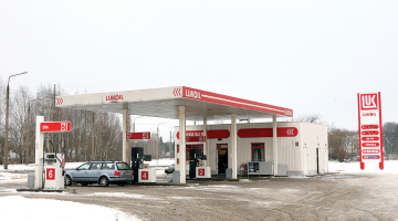 Viena no Lukoil degvielas uzpildes tīkla stacijām Latvijā 2009. gadā. Vēlāk tās tika pārdotas austriešu uzņēmumam, kas tās tagad iznomā Viada Baltija.