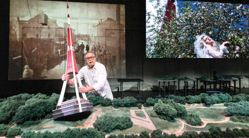 Izrāde atsaucas uz Aivara Freimaņa 1974. gadā iznākušo filmu Ābols upē. Gan filmā, gan izrādē vienu no galvenajām lomām atveido Ivars Kalniņš. Publicitātes foto