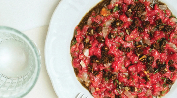 Liellopa tartars ar tomātiem želejā, rupjmaizi un kaņepju sēklu mērci