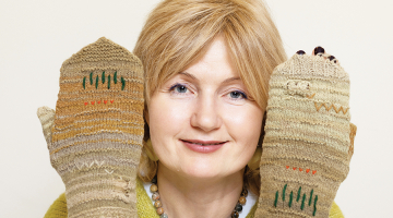 Elīna ar Jettes adītajiem cimdiem Brenča pavasara vēstneši jeb Nodeva modernajai mākslai. Kā impulss kalpojis Rūdolfa Blaumaņa dzejolis Brenča pavasara vēstneši. «Jettes pirmā personālizstāde Rīgā bija Blaumaņa muzejā, un viņa teica: man taču jāiet pie Blaumaņa ar ciemakukuli! Nodeva modernajai mākslai tāpēc, ka tajā laikā parādījās māksla, kas likās pilnīgi aplama.»