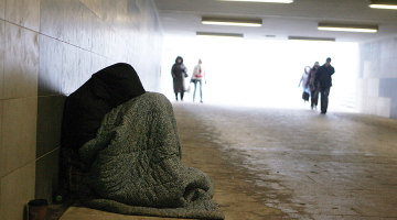 Kāda sieviete Stacijas tunelī Rīgā.