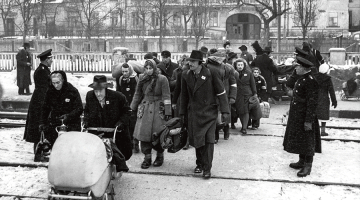 Etnisko vāciešu izraidīšana no Čehoslovākijas. Pie apģērba tiem bija  piestiprināta norāde ar burtu «N», no čehu vārda Němec — ‘vācietis’. 1946. gada janvāris. Foto  —  Čehijas ziņu aģentūra (ČTK)
