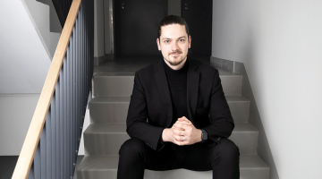 Pirmās palīdzības sniegšanu, tajā skaitā sirds masāžu, Emīls apguva autovadītāju kursos.