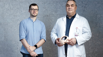Bērnu slimnīcas Bērnu neiroloģijas un neiroķirurģijas klīnikas vadītājs Dāvis Ozoliņš (pa labi) un medicīnas inženieris Oskars Radziņš no Stomatoloģijas institūta.
Foto — Reinis Hofmanis