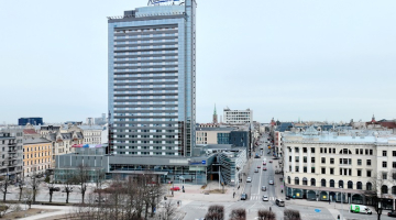 Skats uz viesnīcu "Radisson Blu Latvia" un Brīvības ielu. Foto - Zane Bitere, LETA
