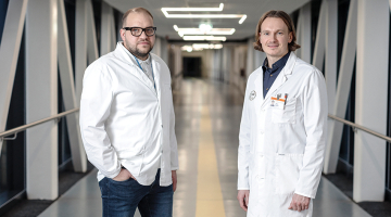 Rīgas Austrumu klīniskās universitātes slimnīcas Galvas un kakla ķirurģijas nodaļas vadītājs Renārs Deksnis (pa kreisi) un plastikas ķirurgs
Jānis Zariņš.
Foto — Reinis Hofmanis