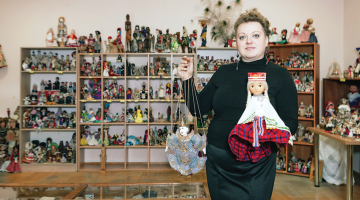 Evitas Zarembas-Krīgeres kolekcijā Viļakā ir lelles no visas pasaules — 43 no Eiropas valstīm, tajā skaitā Sanmarīno un Lihtenšteinas, 37 no Āzijas, 24 no Amerikas, 18 no Āfrikas un divas no Austrālijas un Okeānijas. Visbiežāk izdodas uziet tautumeitas no Spānijas, Grieķijas un Zviedrijas.
Foto — Zane Rinda