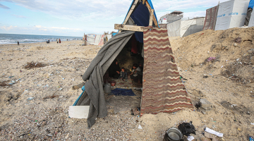 Kāda trīs bērnu palestīniešu ģimene pagaidu patvēruma vietā jūras krastā Gazas joslas centrālajā daļā. Tā viņi dzīvo jau pusgadu — primitīvajā mājoklī vasarā ir neciešami karsti, bet ziemā salst.
Foto — Scanpix