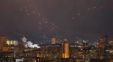 Pilna mēroga iebrukuma trešajā gadadienā Krievija uzbruka Ukrainai ar 267 droniem un trim raķetēm Iskander. Šis bija lielākais dronu uzbrukums kopš kara sākuma. Notriekti 138 droni, ievainoti pieci cilvēki.
Foto — Scanpix