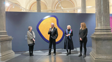 Izstādes ekspozīcijā. No kreisās - muzeja Rīgas Birža vadītāja Daiga Upeniece, mākslinieks Bernārs Venē, kuratores Una Meistere un Daiga Rudzāte. Foto – Ieva Raudsepa