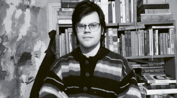 Reinis Pelle Karlsons (1993) ir dzejnieks. Publikācijas žurnālos Žoklis un Strāva, portālā Punctum u. c. Strādā pie pirmā krājuma.