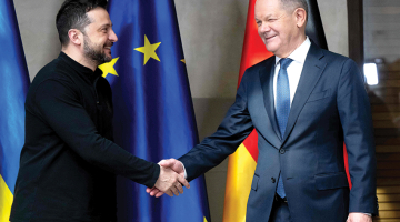Ukrainas prezidents Volodimirs Zelenskis Minhenes Drošības konferencē sasveicinās ar Vācijas kancleru Olafu Šolcu. Zelenskis sarunās ar ASV viceprezidentu Vensu pieprasījis ASV drošības garantijas un kopēju ASV un Ukrainas miera plānu, pirms sākt sarunas ar Krieviju. Venss piektdien pārsteidza Eiropas līderus, uzrunā apsūdzot Eiropu vārda brīvības ierobežošanā un nespējā apturēt nelegālo migrāciju.
Foto — Scanpix