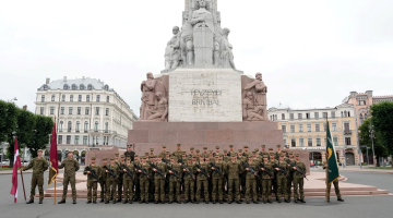 Pērn pie Brīvības pieminekļa jaunie karavīri, kuri sāka Militārās pamatapmācības kursu, dod karavīra zvērestu. Foto - Edijs Pālens, LETA