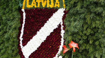 Latviešu leģionāru vairodziņš atveidots at ziediem pie Brīvības pieminekļa. Foto - Paula Čurkste, LETA