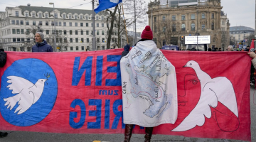 Demonstranti pie Minhenes Drošības konferences norises vietas. Foto - AP/Scanpix/LETA