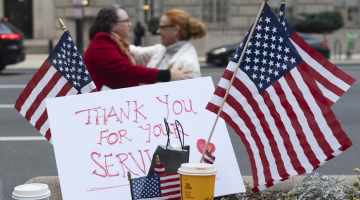 ASV karogi un pateicības plakāts USAID darbiniekiem, kuri februāra beigās atstāja USAID galveno mītni Vašingtonā. Foto - AP/Manuel Balce Ceneta/Scanpix/LETA