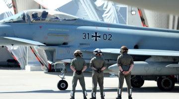 Iznīcinātājs "Eurofighter" Nacionālo bruņoto spēku militārajā bāzē Lielvārdē pērn Vācijas aizsardzības ministra apmeklējuma laikā. Foto - Ieva Leiniša, LETA