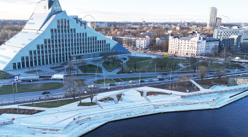 Skatu laukums Daugavā, kas simbolizē Gaismas pils atspulgu ūdenī. Foto — Rīgas dome