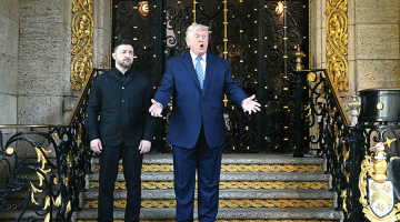 Donalds Tramps un Volodimirs Zelenskis ASV prezidenta privātajā rezidencē Mar-a-Lago Floridā 27. decembrī.