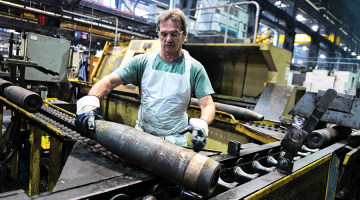 155 milimetru artilērijas lādiņu konveijers ieroču rūpnīcā Pensilvānijas štatā ASV.