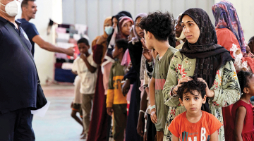 Tikko iebraukuši migranti pagaidu patversmē vienā no Grieķijai piederošās Krētas salas pilsētas Agijas domes ēkas zālēm pagājušā gada 10. jūlijā.