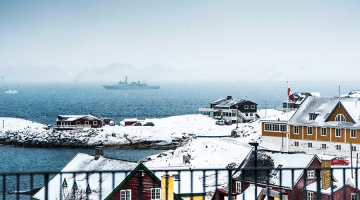 Dānijas jūras spēku kuģis HDMS Vaedderen pie Grenlandes galvaspilsētas Nūkas.