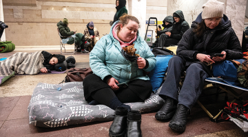 Krievija naktī uz otrdienu, 20. janvāri, veica kārtējo masveida uzbrukumu Ukrainas energoapgādes infrastruktūrai, īpaši smagi skarot Kijivu, kur bez apkures palikušas 5635 daudzstāvu ēkas, daļa arī bez ūdens un elektrības. Vairākums no mājām tikai nesen bija atguvušas siltumu pēc 9. janvāra triecieniem, bet salā līdz –12 grādiem remontdarbi jāsāk no jauna. Attēlā: kijivieši metro stacijā uzlidojuma laikā.