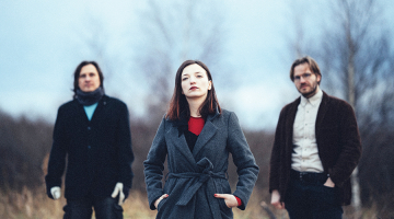 No kreisās Edgars Šubrovskis, Sniedze Prauliņa un Oskars Jansons. Publicitātes foto