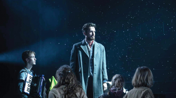 Vienas sapņu lomas Gustavam Melbārdim nav. «Mans lielākais mērķis ir karjeras laikā spēlēt pēc iespējas dažādākas lomas, izaicināt sevi un saglabāt zinātkāri. Tā ir skaistākā lieta šajā profesijā.» Attēlā: Dziedātāja lomā Belfāstas teātrī The Mac 2024. gadā iestudētajā izrādē Kaukāziešu krīta aplis. Foto — Stephen Glass