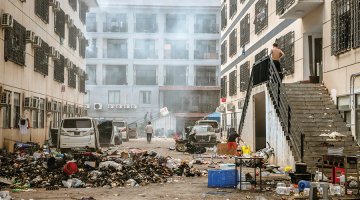 Daži darbinieki, kuri nevēlējās pamest teritoriju, sāka dedzināt biroja mēbeles un papīrus, lai pagatavotu ēdienu un iznīcinātu pierādījumus.