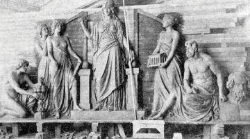 Nacionālā mākslas muzeja dekoratīvais ieejas cilnis vēl 
A. Folca darbnīcā 20. gadsimta sākumā. Foto no 20. gadsimta sākuma periodikas