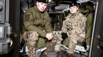 Nacionālo bruņoto spēku komandieris Kaspars Pudāns un augstākā NATO spēku komandiere Latvijā Jete Albinusa.