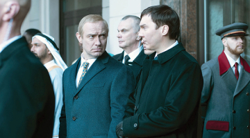 Vladimira Putina lomā britu aktieris Džūda Lovs, viņa padomnieka Vadima Baranova lomā — amerikānis Pols Dano. Foto — Capital Pictures/Scanpix