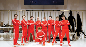 No kreisās: Kārlis Artejevs, Kārlis Ērglis, Sandis Pēcis, Kaspars Kārkliņš, Artūrs Irbe, Hugo Puriņš, Valts Skuja, Armands Kaušelis. Priekšplānā Mārtiņš Kalita, kas spēlē Rolandu Upatnieku.