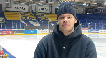 Alberts Šmits Somijas pilsētas Mikeli ledus hallē, tā ir viņa pašreizējā kluba Jukurit mājvieta.