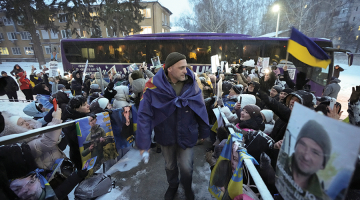 6. februārī noslēdzās trīspusējo sarunu otrā kārta starp Ukrainas, Krievijas un ASV delegācijām. Ukraina un Krievija vienojās par 314 karagūstekņu apmaiņu, taču sarunu laikā Krievija turpināja raķešu un dronu triecienus Ukrainai. Lai gan puses plāno tikties atkārtoti, būtiska virzība jautājumos par teritorijām vai drošības garantijām pagaidām nav panākta. Attēlā: ukraiņu gūstekņu sagaidīšana.