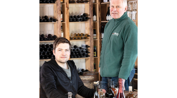 Reinis (no kreisās) un Jānis Zilveri, ZS Pīlādži saimnieki.