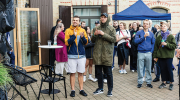 Toms Bergans-Berģis (pirmais no kreisās) jau StartSchool mācību laikā saprata, ka līdzās labai biznesa idejai un tehniskām zināšanām vienlīdz svarīga ir arī prasme komunicēt un uzņemties iniciatīvu.