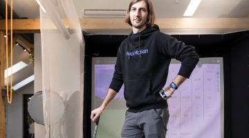 Atis Hermanis golfa simulatorā, kas ierīkots biroja telpās HackMotion mērierīces testēšanai.